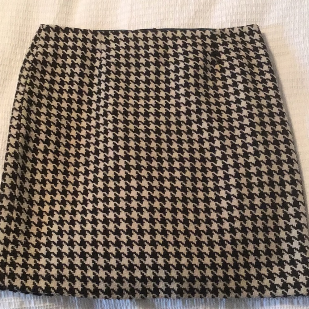 Dalia Collection Black and Cream Houndstooth Mini Skirt